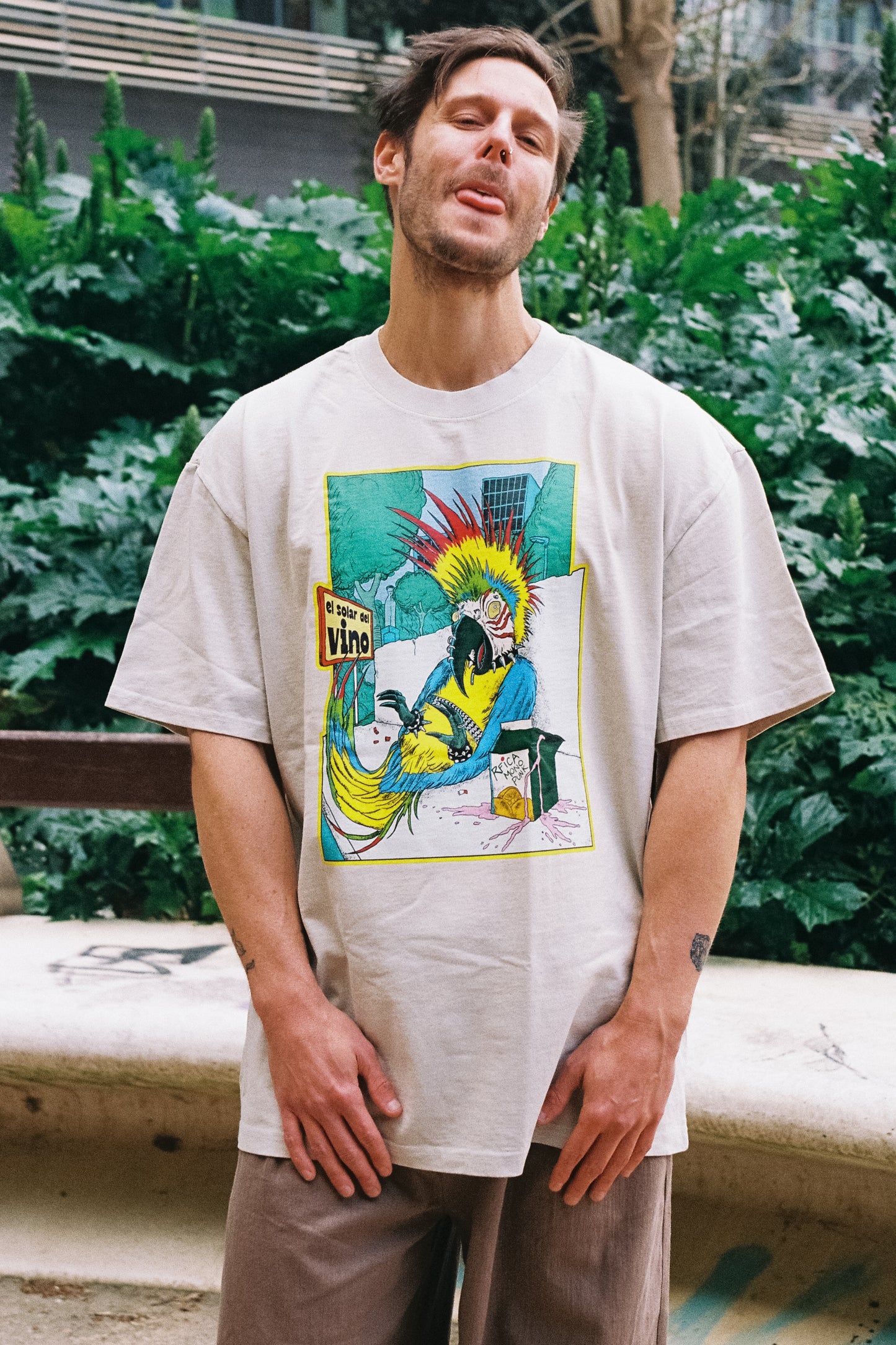 Punk Macaw of La Castellana Unisex Oversized T-Shirt – by Mondo Pupo